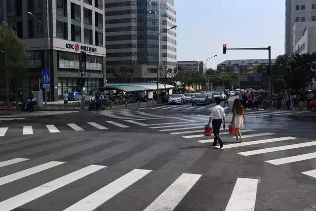 这个路口行人可斜穿过马路!北京首个&ldquo;全向十字路口&rdquo;亮相石景山